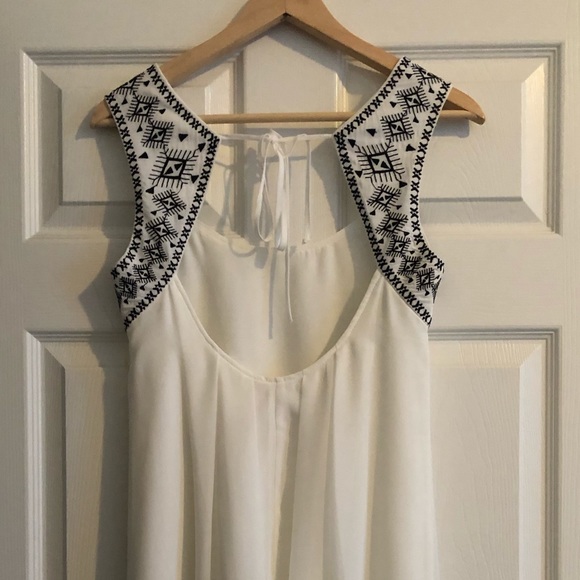 Flowy white mini dress with embroidered straps - Picture 5 of 5